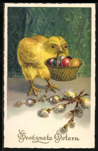 Künstler-AK Osterküken hält einen Korb voller Ostereier im Schnabel, Gesegntete Ostern