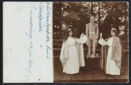 Foto-AK Böbing, Frauenkünstlerpaar mit gemalter Kaiser-Wilhelm-Figur 1911