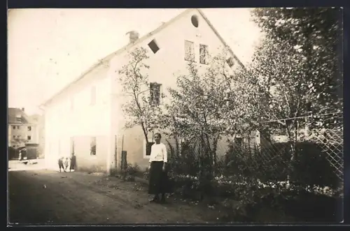 Foto-AK Freyung, Strassenpartie mit Frau