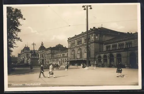AK Hannover, Hauptbahnhof mit Denkmal auf dem Vorplatz