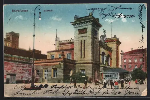 AK Saarbrücken, Bahnhof mit Passanten