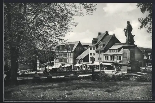 AK Siegen i. W., Marktplatz mit Hotel Holter Hof und Denkmal