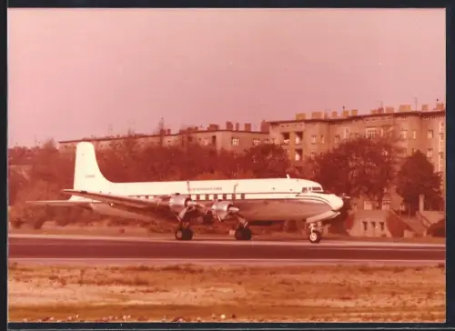 Fotografie Ansicht Berlin-Tempelhof, Flugzeug Douglas DC-4 USAF 33288