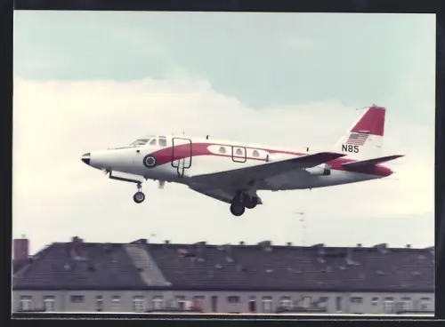 Fotografie Ansicht Berlin-Tempelhof, Flugzeug North American T-39 N85 im Landeanflug vor Wohnhäusern