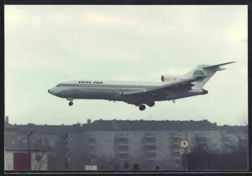 Fotografie Ansicht Berlin-Tempelhof, Flugzeug Boeing 727 Pan Am N329PA im Landeanflug vor Mietskasernen