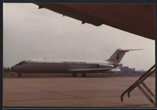 Fotografie Flugzeug Douglas C-9 Nightingale United States of America Red Cross USAF 10880 in Berlin-Tegel