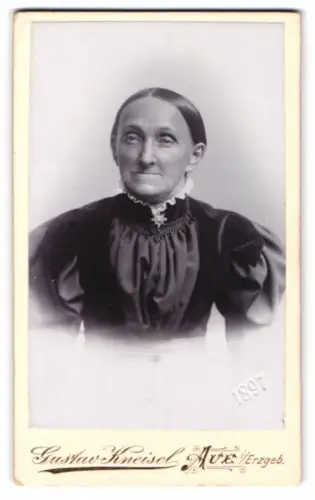 Fotografie Gustav Kneisel, Aue /Erzgebirge, Porträt einer älteren Dame