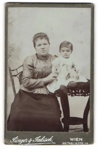 Fotografie Jünger & Taksich, Wien, Thaliastrasse 79, Mutter mit Kind auf Stuhl