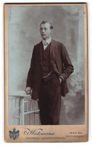 Fotografie Weitzmann, Wien, Calvarienberggasse 37, Eleganter Herr im Anzug