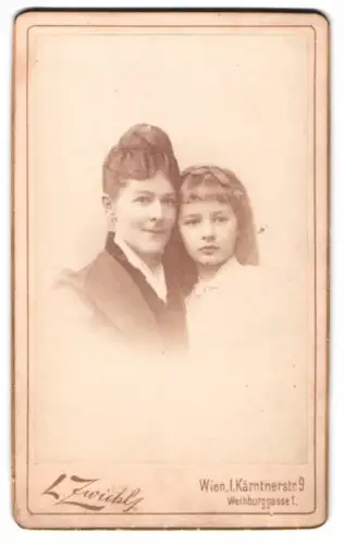 Fotografie L. Zwickl, Wien, Kärntnerstr. 9, Porträt einer Frau mit Mädchen