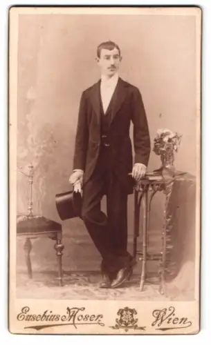 Fotografie Eusebius Moser, Wien, Gumpendorferstr. 161, Eleganter Herr mit Zylinder