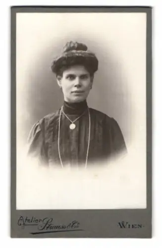 Fotografie Atelier Strauss & Co, Wien, Kohlmarkt 1, Porträt einer Dame