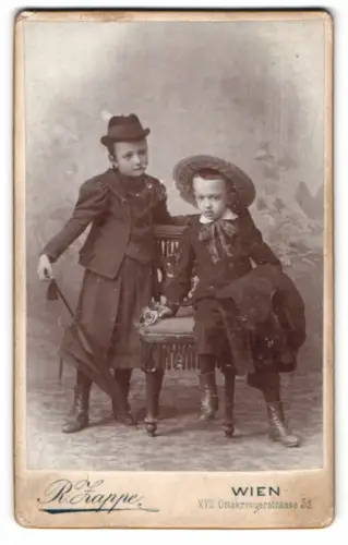 Fotografie R. Zappe, Wien, Ottakringerstrasse 52, Zwei Kinder auf Stuhl