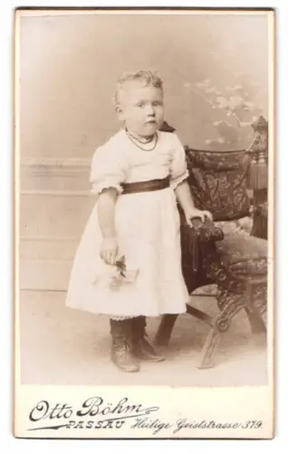 Fotografie Otto Böhm, Passau, Heilige Geiststrasse 379, Kleinkind mit Blumen