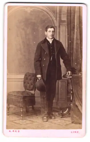 Fotografie A. Red, Linz, Promenade, Eleganter Herr mit Hut