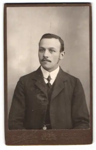 Fotografie C. Madl, Wels, Grünbachplatz, Porträt eines Mannes mit Anzug