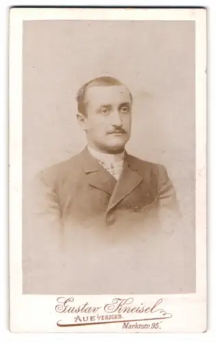 Fotografie Gustav Kneisel, Aue i. Erzgeb., Marktstr. 95, Porträt eines Mannes