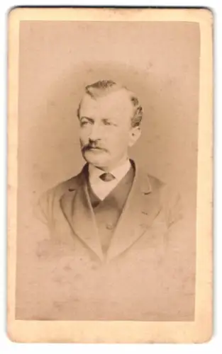 Fotografie M. Keller, Augsburg, Zeuggasse 22b, Porträt eines eleganten Herrn