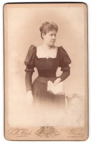 Fotografie Dr. H. Heid, Wien, Hauptstrasse 33, Dame mit Buch