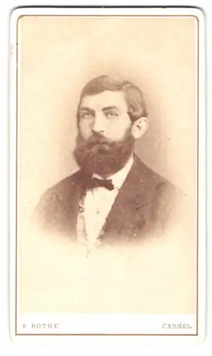 Fotografie E. Rothe, Cassel, Am Bahnhofplatz 32, Porträt eines bärtigen Mannes