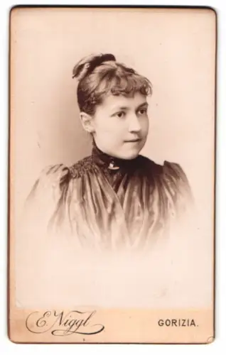 Fotografie E. Niggl, Gorizia, Porträt einer Frau