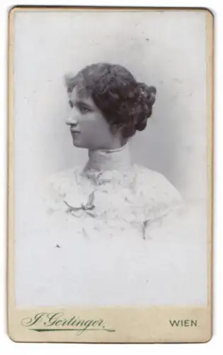 Fotografie J. Gertinger, Wien, Margarethenstrasse 28, Portrait einer Frau im Profil