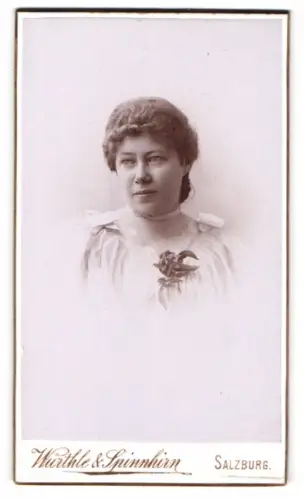 Fotografie Würthle & Spinnhirn, Salzburg, Porträt einer Dame mit Blumenschmuck