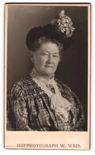 Fotografie W. Weis, Wien, Hauptstr. 67, Dame in eleganter Kleidung