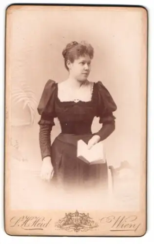 Fotografie Dr. H. Heid, Wien, Hauptstrasse 33, Frau mit Buch