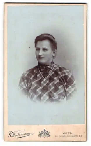 Fotografie S. Weitzmann, Wien, Calvarienberggasse 37, Porträt einer Frau in kariertem Kleid