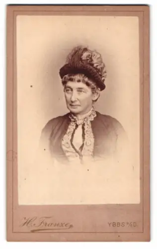 Fotografie H. Franze, Ybbs an der Donau, Porträt einer älteren Dame mit elegantem Hut