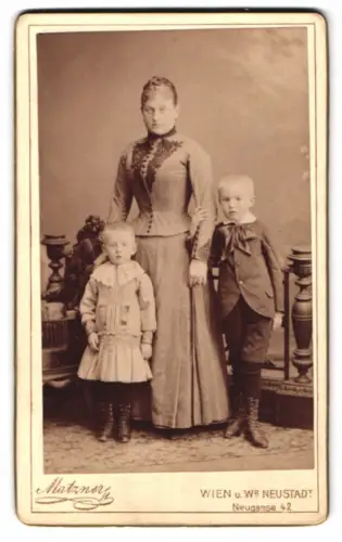 Fotografie C. Matzner, Wien, Neugasse 42, Mutter mit zwei Kindern in eleganter Kleidung