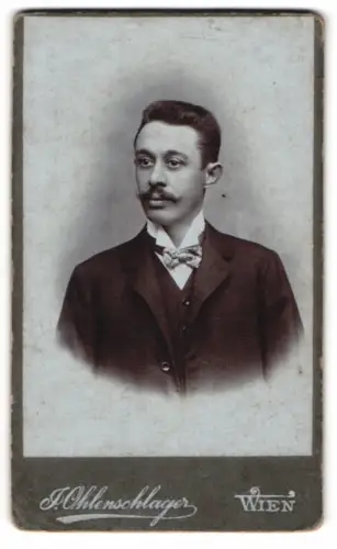 Fotografie J. Ohlenschlager, Wien, Vierthaler Gasse 5, Porträt eines eleganten Herrn