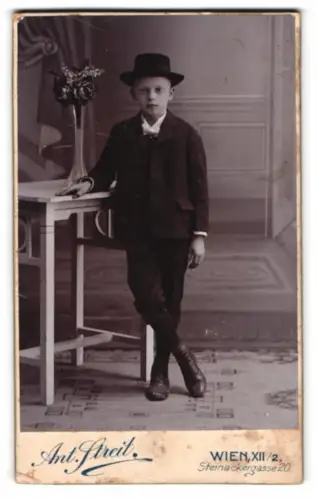 Fotografie Anton Streit, Wien, Steinackergasse 20, Junge mit Anzug und Hut