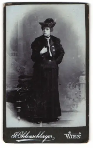 Fotografie J. Ohlenschlager, Wien, Vierthalergasse 5, Elegante Dame im dunklem Kleid 1906