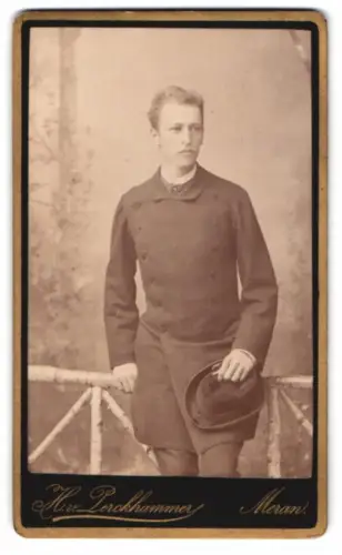 Fotografie H.v. Perckhammer, Meran, Eleganter Herr mit Hut