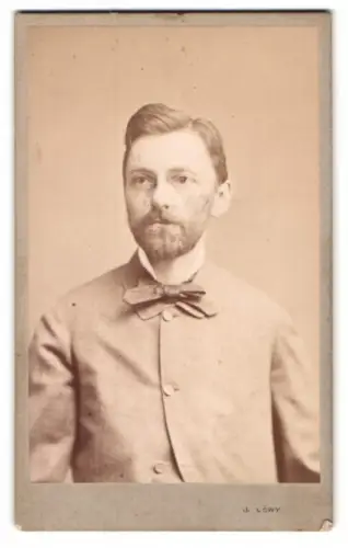 Fotografie J. Löwy, Wien, Weihburggasse 31, Porträt eines Herrn