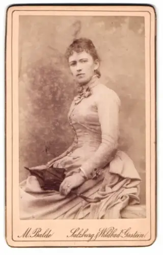 Fotografie M. Balde, Salzburg, Frau in elegantem Kleid