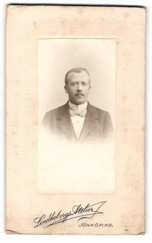Fotografie Lindeborgs Atelier, Jönköping, Porträt eines eleganten Herrn