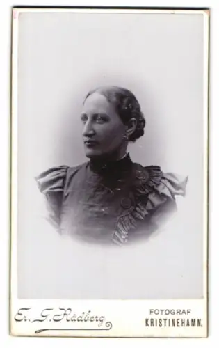 Fotografie Er. G. Radberg, Kristinehamn, Porträt einer Frau in historischer Kleidung