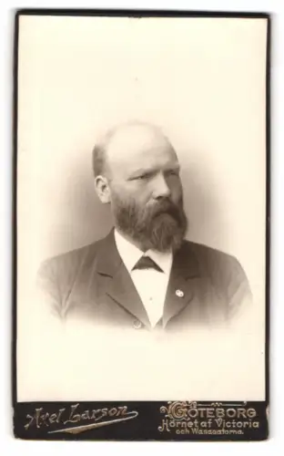 Fotografie Axel Larson, Göteborg, Hörnet af Victoria, Porträt eines Mannes mit Bart