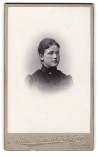 Fotografie Cecilia Nelson, Malmö, Södra Förstadsgatan 36, Porträt einer jungen Frau