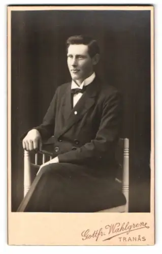 Fotografie Gottfr. Wahlgren, Tranås, Sitzender Herr mit Anzug