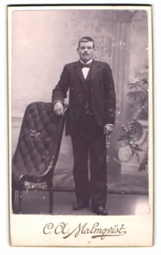 Fotografie C. A. Malmquist, Wernamo, Eleganter Herr mit Stuhl