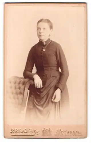 Fotografie Selle & Kuntze, Potsdam, Schwertfegerstr. 14, Porträt einer Dame