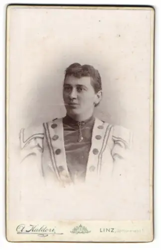 Fotografie A. Kaldori, Linz, Spittelwiese 5, Porträt einer Frau in eleganter Kleidung