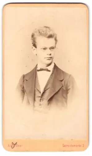 Fotografie Alois Beer, Wien, Getreidemarkt 3, Porträt eines jungen Mannes