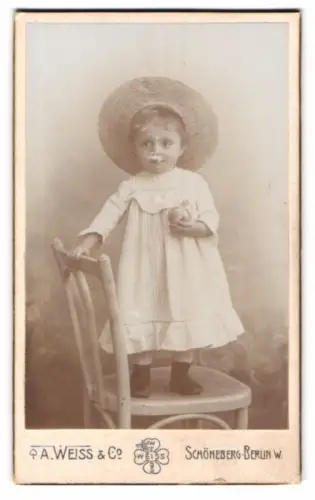 Fotografie A. Weiss & Co., Schöneberg-Berlin, Hauptstr. 14, Kind mit Strohhut im Mai 1904