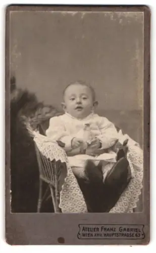 Fotografie Franz Gabriel, Wien, Hauptstrasse 63, Porträt eines Kleinkindes in einem Stuhl