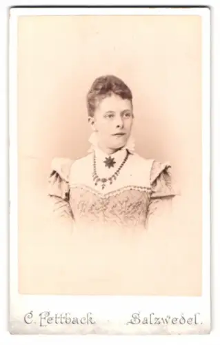Fotografie C. Fettback, Salzwedel, Neuerperverstrasse 28, Porträt einer Dame